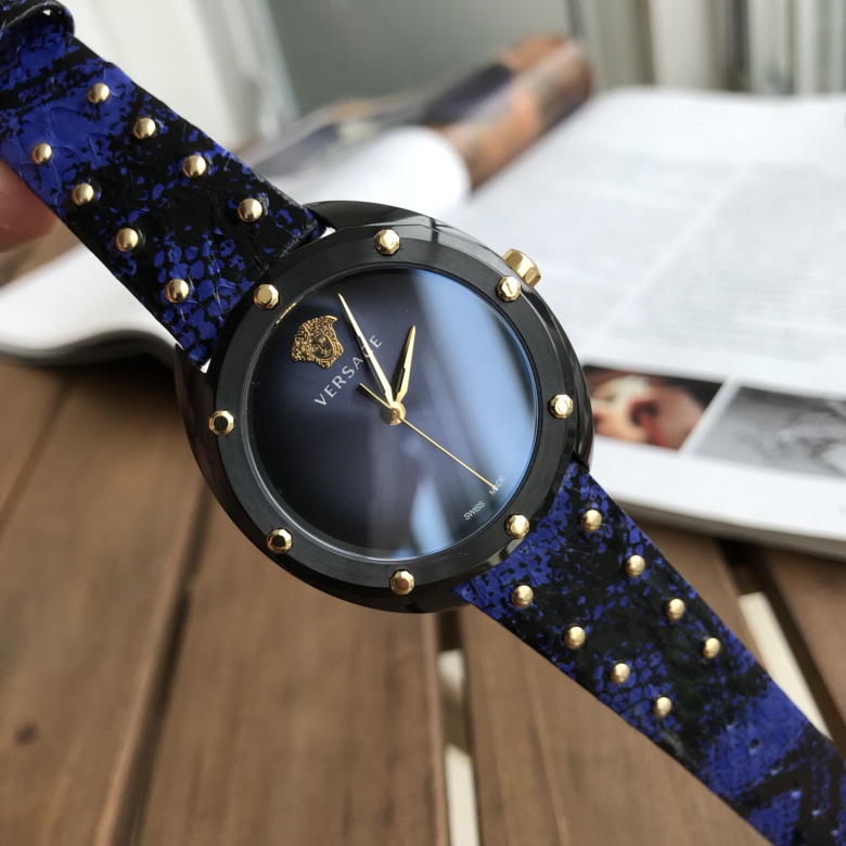 NO:157880,Exclusive source, the latest model of Versace VEB counter, a novel interpretation of classic watches. The iconic Shadov printed outline comes from the famous Versace Medusa avatar. The black and champagne case is quite unique. First-hand price, quantity, can be promoted, versace, versace19860909独家货源,范思哲VEB专柜最新款,对经典腕表的新奇诠释.标志性Shadov印花轮廓来自著名的Versace美杜莎头像.黑色与香槟色混搭色调的表壳,颇具特色.一手价,有量,可力推,,versace,versace,Watch