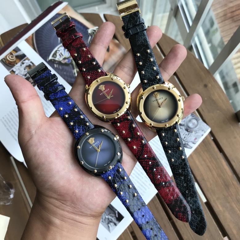 NO:157835,Batch: Original box: 50 Exclusive source, Versace VEB counter latest model, novel interpretation of classic watches. The iconic Shadov printed outline comes from the famous Versace Medusa avatar. The black and champagne case is quite unique. First-hand price, quantity, can be highly recommended, versace, versace19860909批: 原盒:50 独家货源,范思哲VEB专柜最新款,对经典腕表的新奇诠释.标志性Shadov印花轮廓来自著名的Versace美杜莎头像.黑色与香槟色混搭色调的表壳,颇具特色.一手价,有量,可力推,,versace,versace,Watch