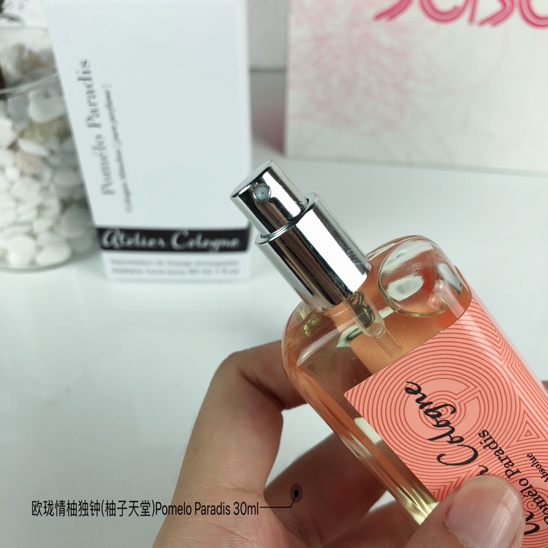 85💰专柜品质
欧珑情柚独钟(柚子天堂)Atelier Cologne Pomelo Paradis，
香调:柑橘馥奇香调
属性:中性香
特征:柑橋绿叶白色花清新辛辣
前调：葡萄柚橘子黑加仑
中调：橙花薄荷玫瑰
后调：香根草琥珀鸢尾花

香水时代APP独家香评
“酸爽的柚子与大量花香相结合,尖锐的酸感之中融合了妩媚动人的元素。一改柑橘调香水酸涩沁凉的感觉。欧珑将它的留香时间大幅度增强了，让保持清新的同时,不减持久力。