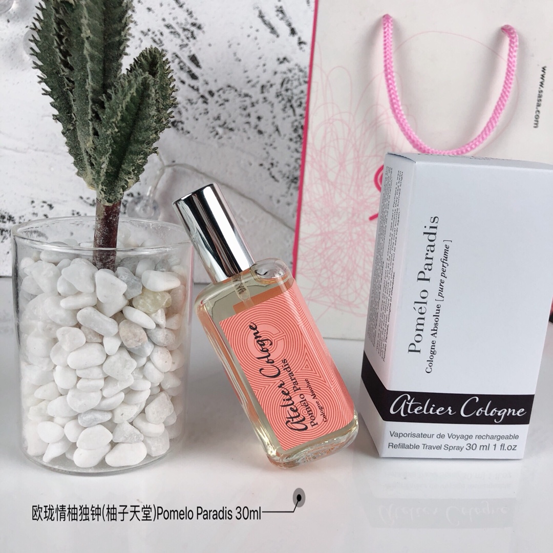 85💰专柜品质
欧珑情柚独钟(柚子天堂)Atelier Cologne Pomelo Paradis，
香调:柑橘馥奇香调
属性:中性香
特征:柑橋绿叶白色花清新辛辣
前调：葡萄柚橘子黑加仑
中调：橙花薄荷玫瑰
后调：香根草琥珀鸢尾花

香水时代APP独家香评
“酸爽的柚子与大量花香相结合,尖锐的酸感之中融合了妩媚动人的元素。一改柑橘调香水酸涩沁凉的感觉。欧珑将它的留香时间大幅度增强了，让保持清新的同时,不减持久力。