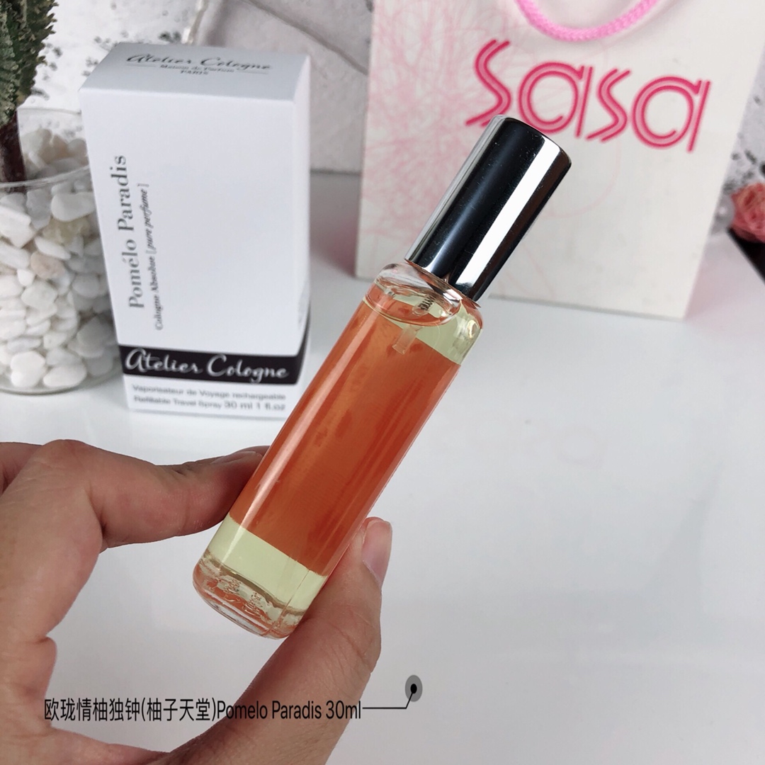 85💰专柜品质
欧珑情柚独钟(柚子天堂)Atelier Cologne Pomelo Paradis，
香调:柑橘馥奇香调
属性:中性香
特征:柑橋绿叶白色花清新辛辣
前调：葡萄柚橘子黑加仑
中调：橙花薄荷玫瑰
后调：香根草琥珀鸢尾花

香水时代APP独家香评
“酸爽的柚子与大量花香相结合,尖锐的酸感之中融合了妩媚动人的元素。一改柑橘调香水酸涩沁凉的感觉。欧珑将它的留香时间大幅度增强了，让保持清新的同时,不减持久力。