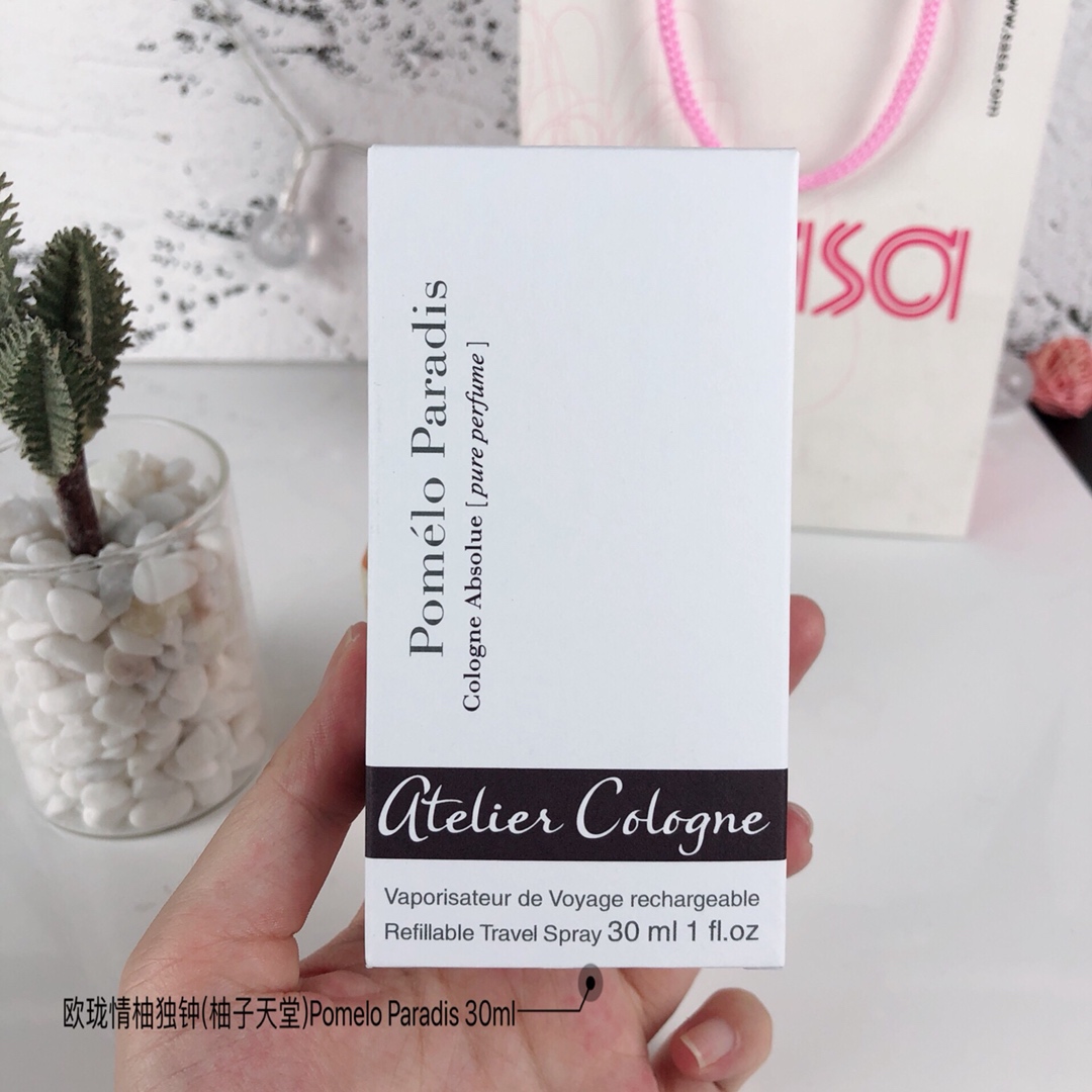 85💰专柜品质
欧珑情柚独钟(柚子天堂)Atelier Cologne Pomelo Paradis，
香调:柑橘馥奇香调
属性:中性香
特征:柑橋绿叶白色花清新辛辣
前调：葡萄柚橘子黑加仑
中调：橙花薄荷玫瑰
后调：香根草琥珀鸢尾花

香水时代APP独家香评
“酸爽的柚子与大量花香相结合,尖锐的酸感之中融合了妩媚动人的元素。一改柑橘调香水酸涩沁凉的感觉。欧珑将它的留香时间大幅度增强了，让保持清新的同时,不减持久力。