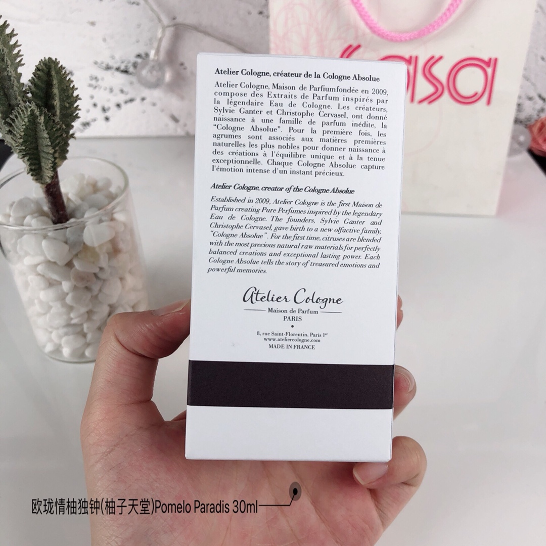 85💰专柜品质
欧珑情柚独钟(柚子天堂)Atelier Cologne Pomelo Paradis，
香调:柑橘馥奇香调
属性:中性香
特征:柑橋绿叶白色花清新辛辣
前调：葡萄柚橘子黑加仑
中调：橙花薄荷玫瑰
后调：香根草琥珀鸢尾花

香水时代APP独家香评
“酸爽的柚子与大量花香相结合,尖锐的酸感之中融合了妩媚动人的元素。一改柑橘调香水酸涩沁凉的感觉。欧珑将它的留香时间大幅度增强了，让保持清新的同时,不减持久力。