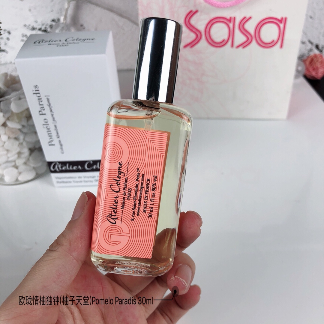 85💰专柜品质
欧珑情柚独钟(柚子天堂)Atelier Cologne Pomelo Paradis，
香调:柑橘馥奇香调
属性:中性香
特征:柑橋绿叶白色花清新辛辣
前调：葡萄柚橘子黑加仑
中调：橙花薄荷玫瑰
后调：香根草琥珀鸢尾花

香水时代APP独家香评
“酸爽的柚子与大量花香相结合,尖锐的酸感之中融合了妩媚动人的元素。一改柑橘调香水酸涩沁凉的感觉。欧珑将它的留香时间大幅度增强了，让保持清新的同时,不减持久力。