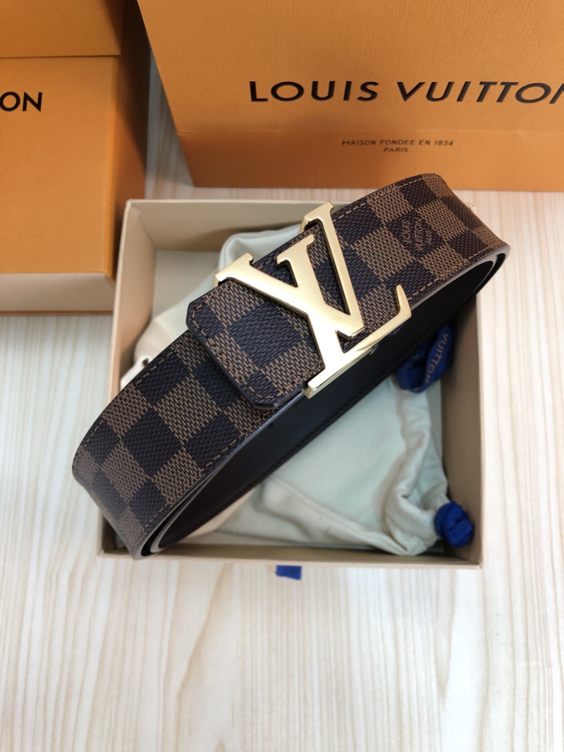 Lv: tela original, forro interior de piel de becerro de primera capa. Con hebilla original. Este cinturón clásico y ate…