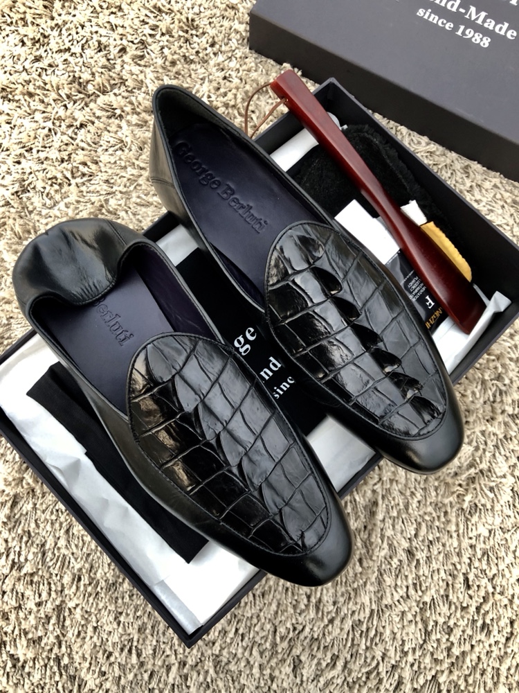 NO:351293,可以发址 [Pure Handmade] Aristocratic lazy shoes, heels can be used as slippers, 360 degrees without crease, twisted softness, luxuriously used Thai Siamese crocodile, without splicing the whole crocodile, can only make one foot 38/45 with special maintenance oil;,,slippers19860909批 源于1988s【纯手工制作】貴族的懒人双用鞋履 后跟可踩脚当拖鞋 360度无折痕扭曲软度 奢用泰国暹罗鳄鱼,不拼接整条鳄鱼只能做一只脚 38/45 配专用保养油；,,slippers,Men's shoes