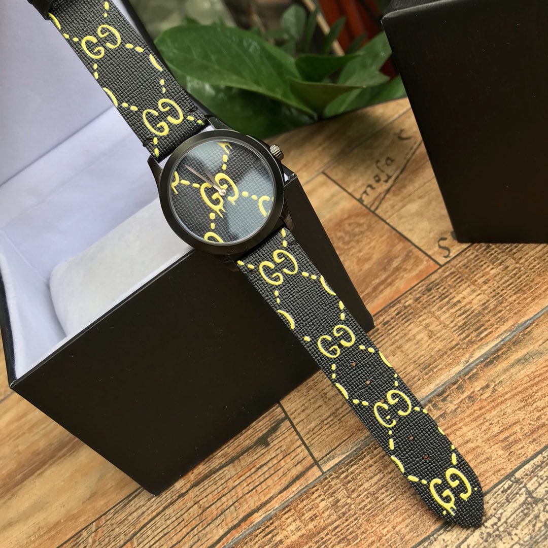 NO:156494,Batch: Original box: 30 Gucci GUCCI latest model shipped. The watch is made of brushed polished black PVD case Black leather dial with yellow 