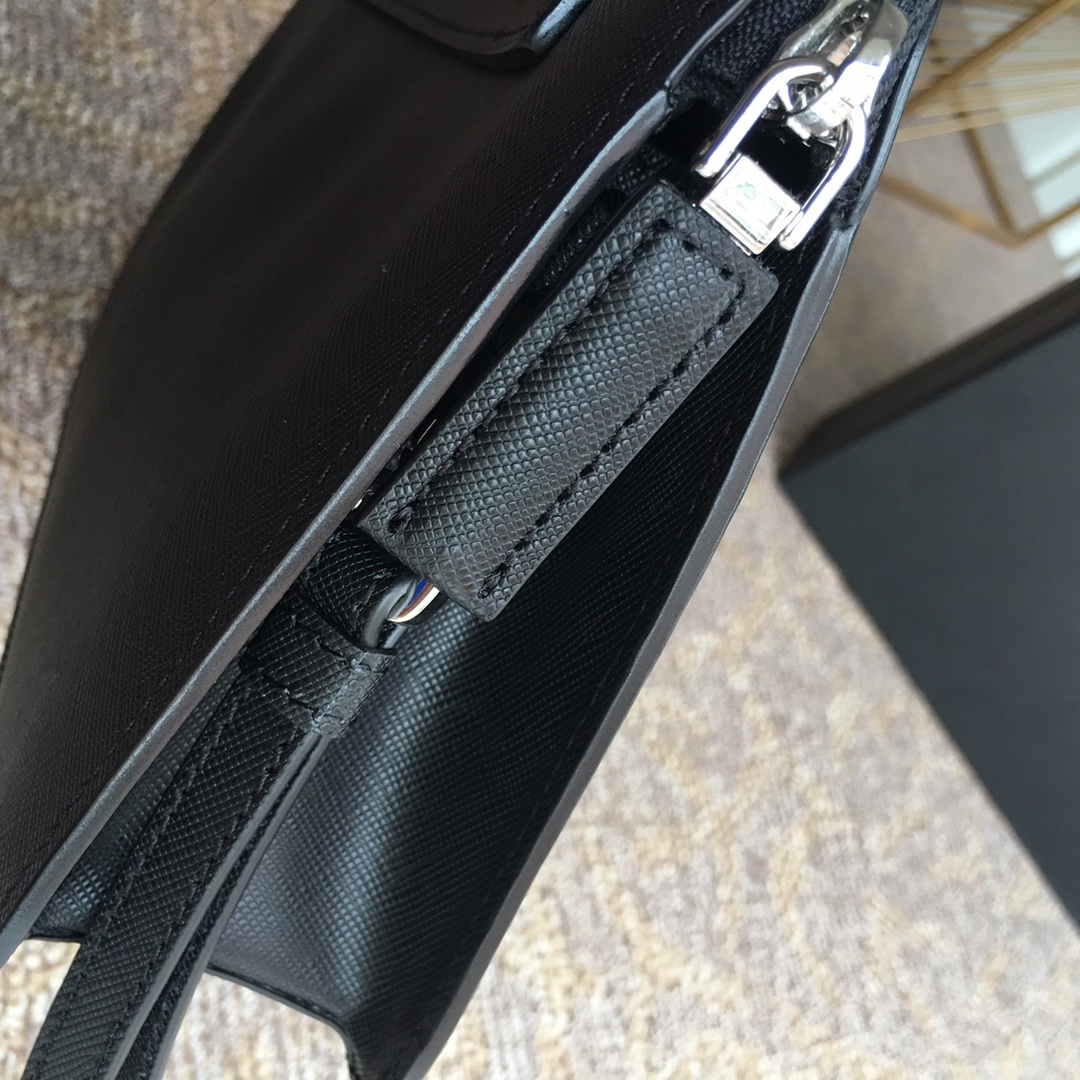 PRADA普拉达进口十字纹牛皮男士手包2NG056G