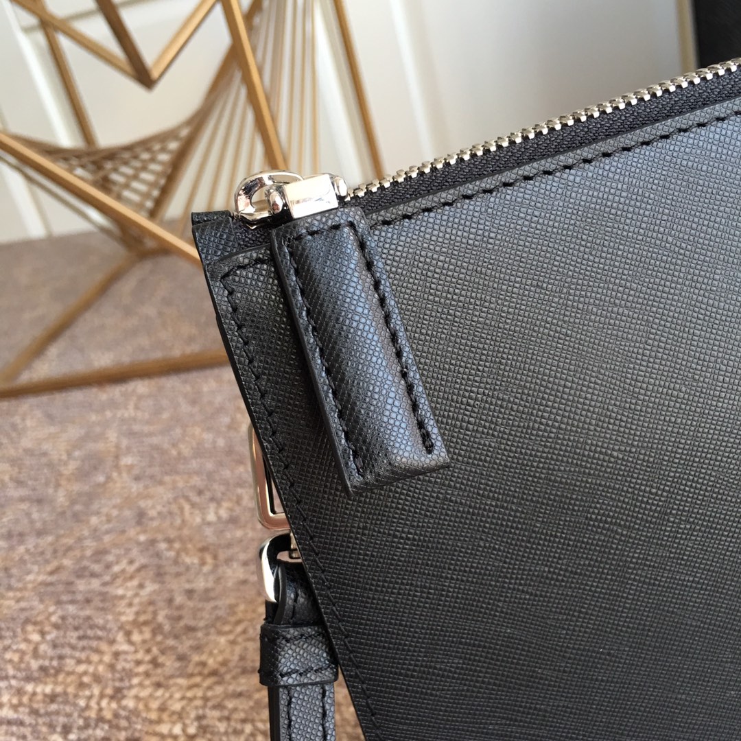 PRADA普拉达进口十字纹牛皮男士手包2VE009V