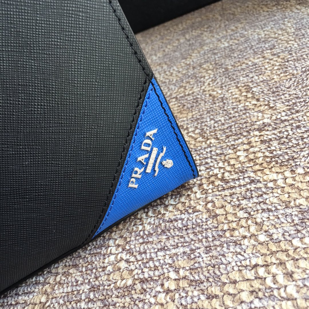 PRADA普拉达进口十字纹牛皮男士手包2VE009V