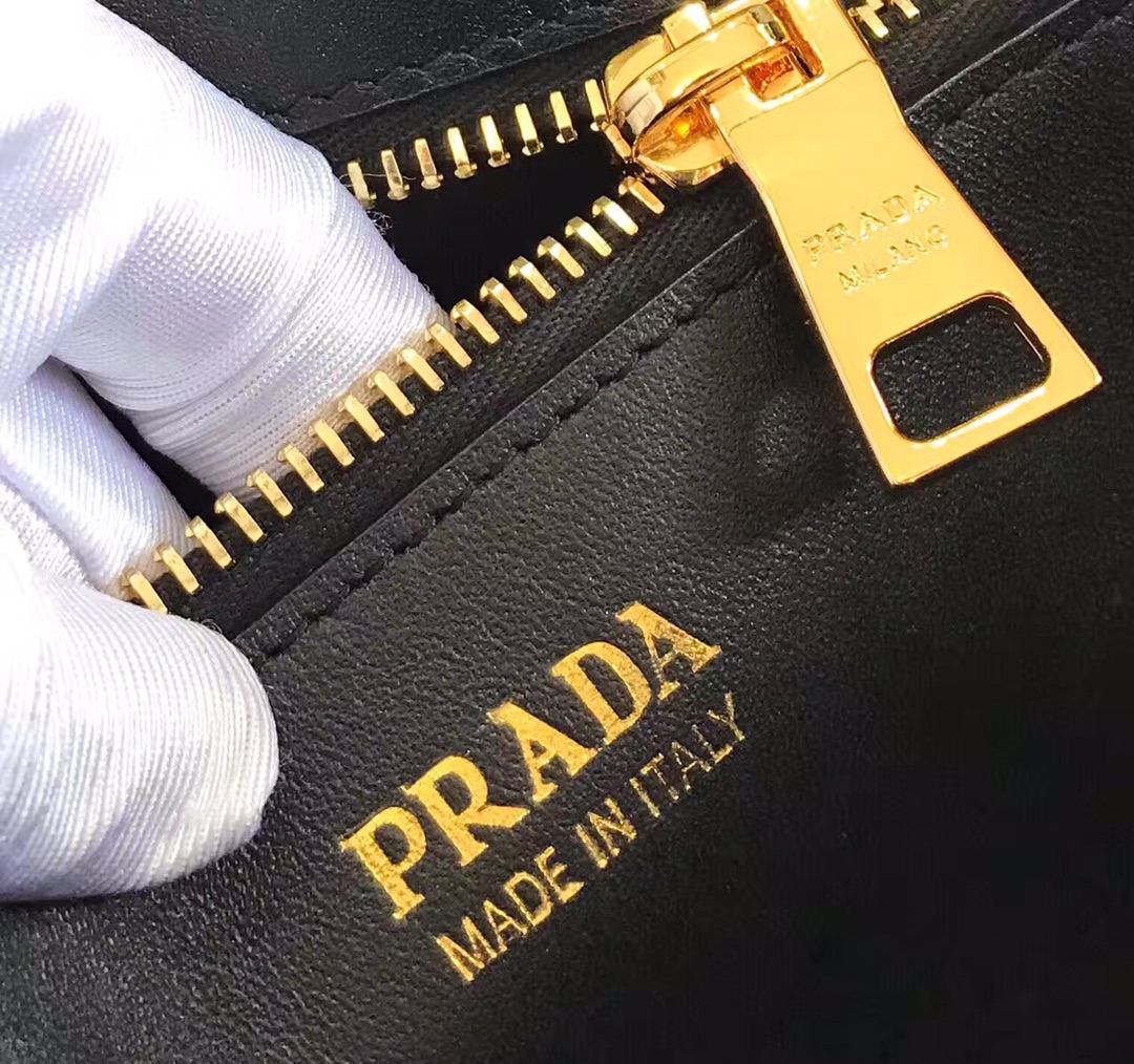 PRADA普拉达进口十字纹牛皮手提包1BA102