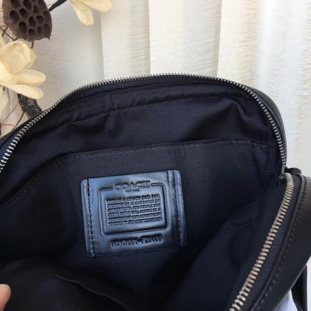 Coach 新款 F28456 最新款 长方形潮流男士单肩-斜挎包 今年主打款式 pvc配皮材质 小小的改动 不一样的风格 肩带 调节