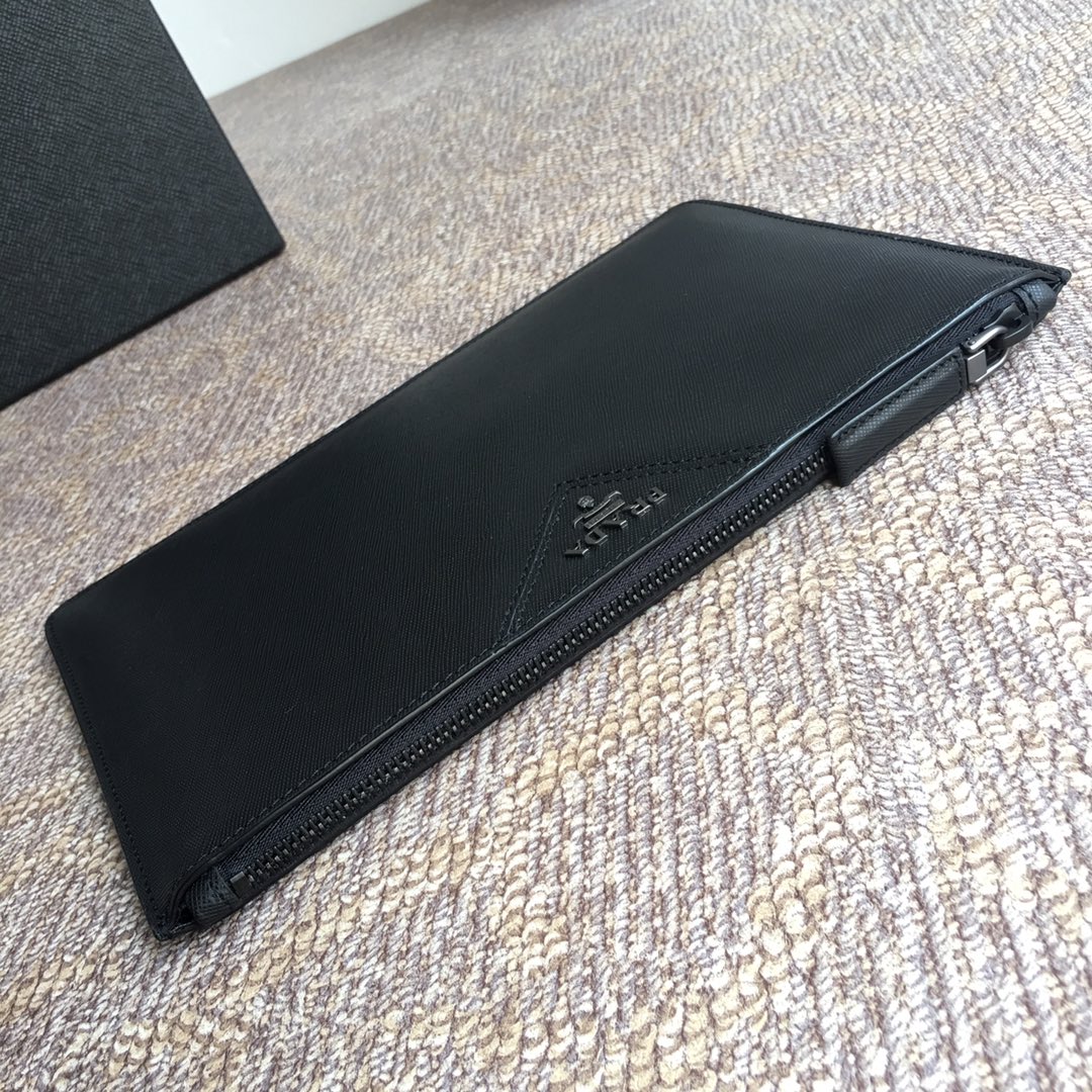 PRADA普拉达进口十字纹牛皮男士手包2NG005W