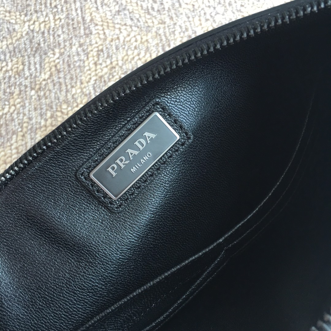 PRADA普拉达进口十字纹牛皮男士手包2NG005W