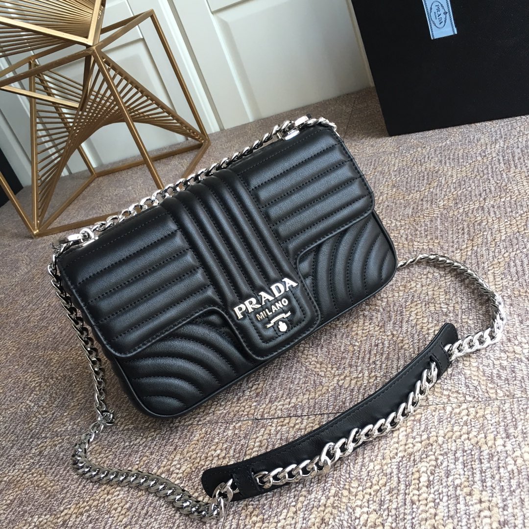 PRADA普拉达进口小牛皮链条包1BD108