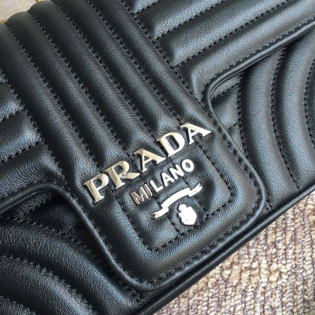 PRADA普拉达进口小牛皮链条包1BD108