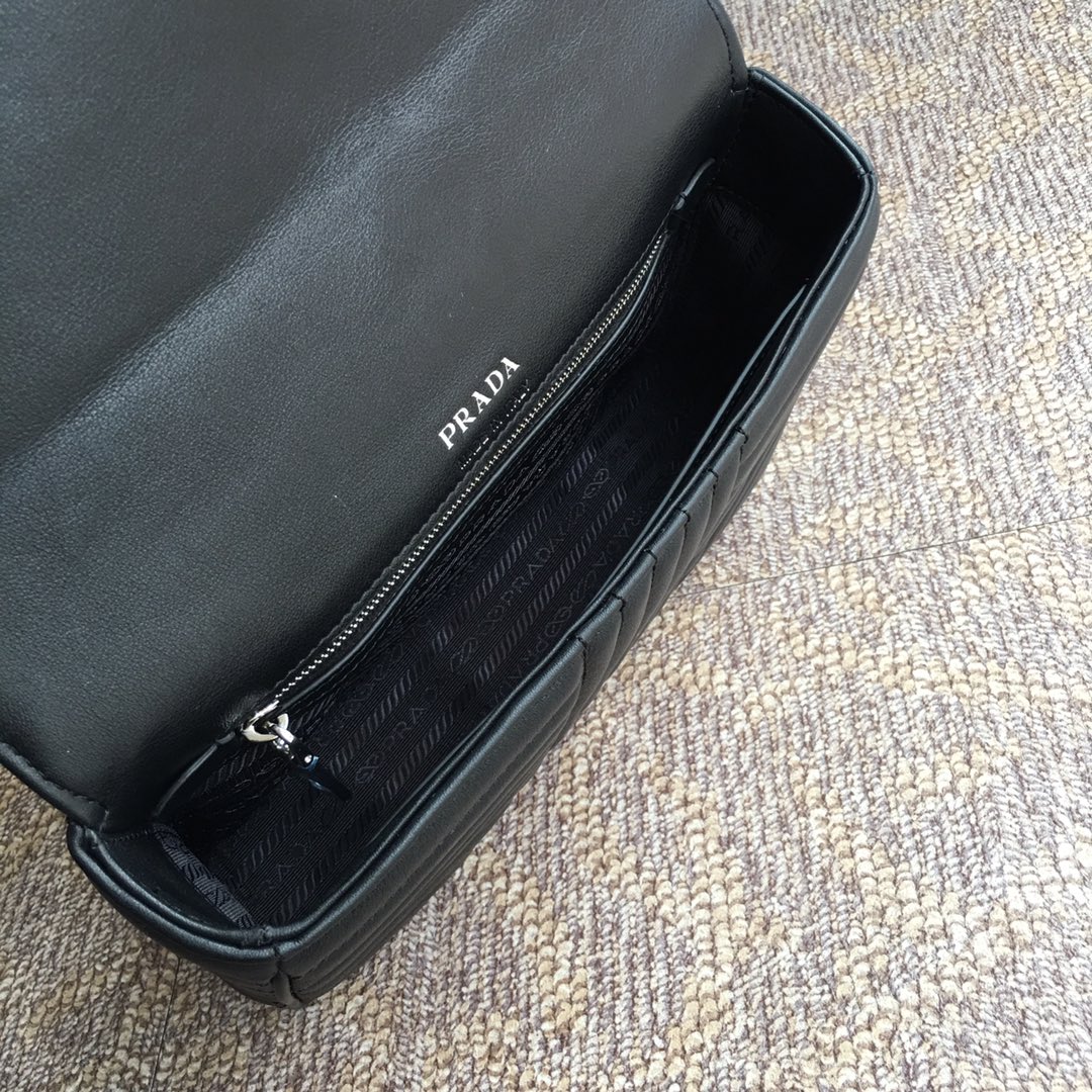 PRADA普拉达进口小牛皮链条包1BD108