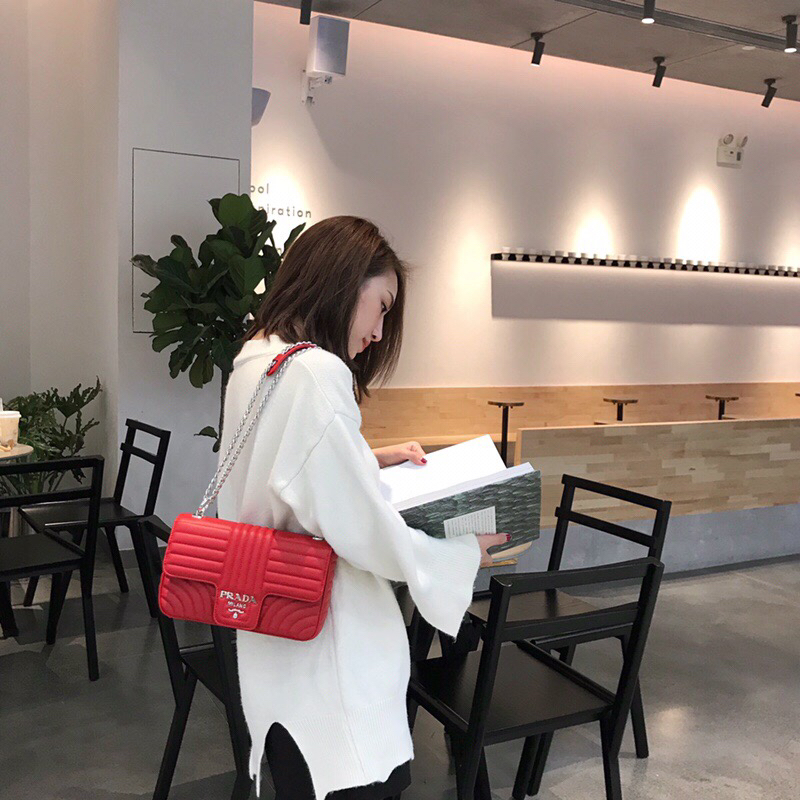 PRADA普拉达进口小牛皮链条包1BD108