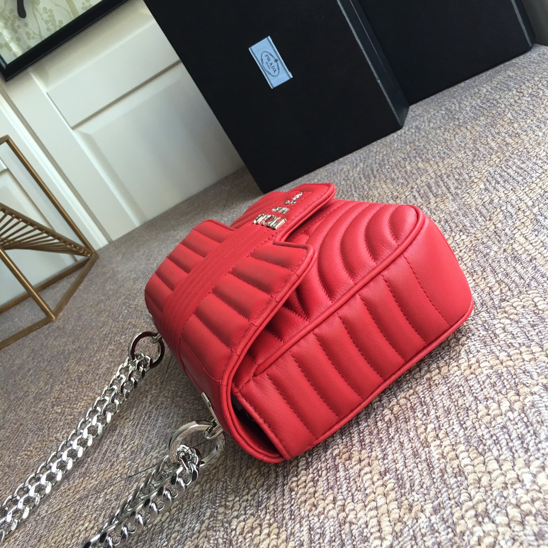 PRADA普拉达进口小牛皮链条包1BD108