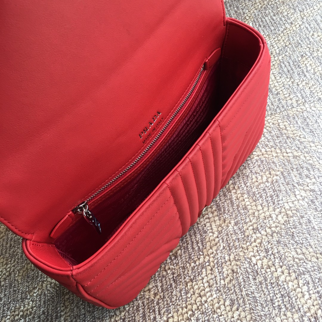 PRADA普拉达进口小牛皮链条包1BD108