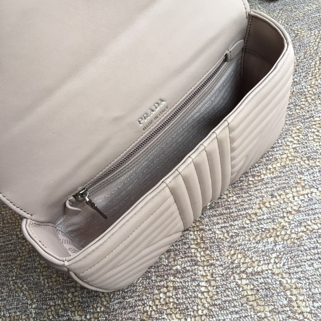 PRADA普拉达进口小牛皮链条包1BD108