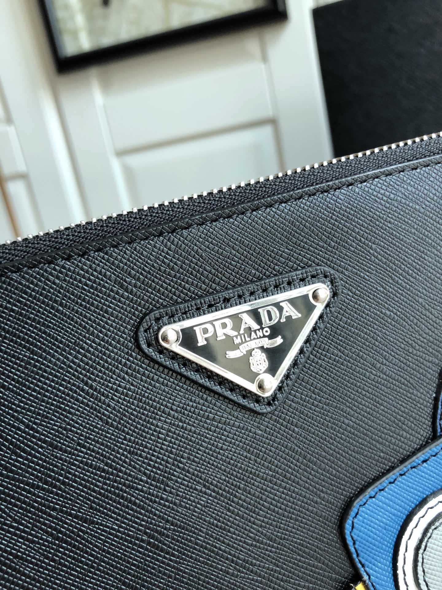 PRADA普拉达进口十字纹牛皮男士手包2VG005