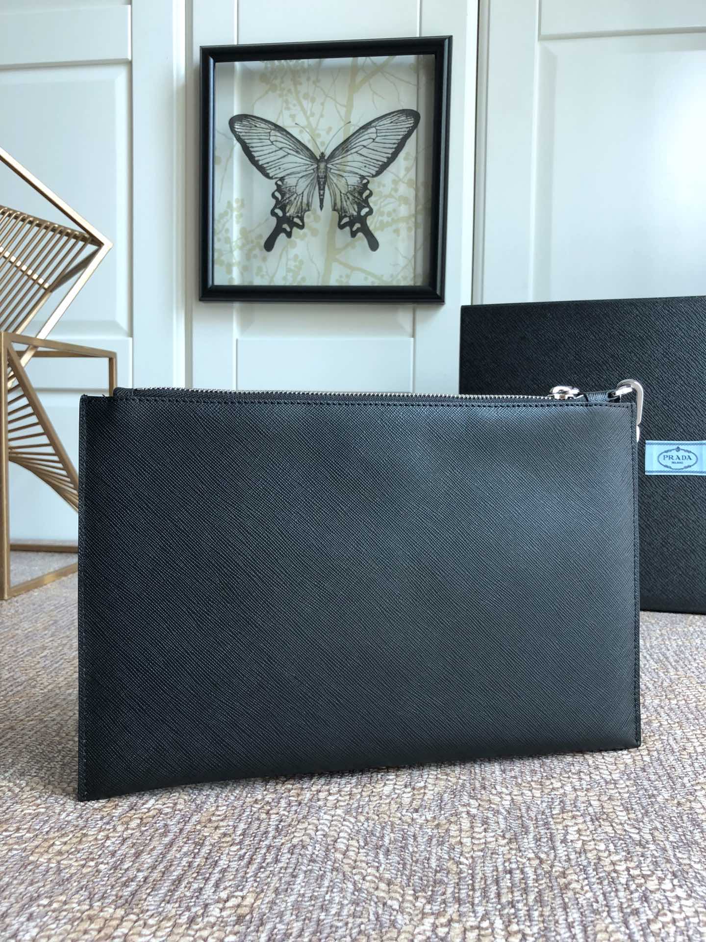 PRADA普拉达进口十字纹牛皮男士手包2VG005