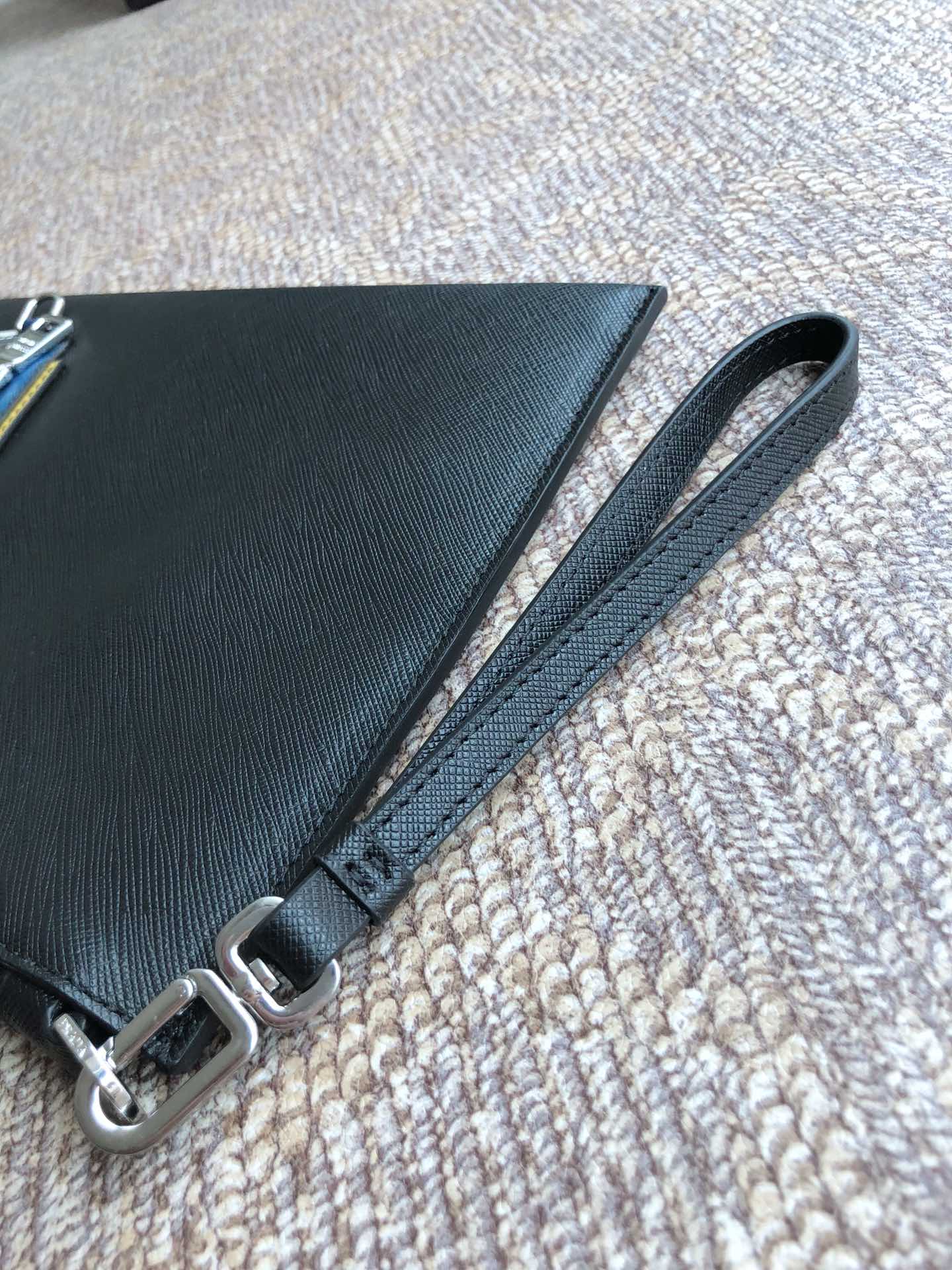 PRADA普拉达进口十字纹牛皮男士手包2VG005