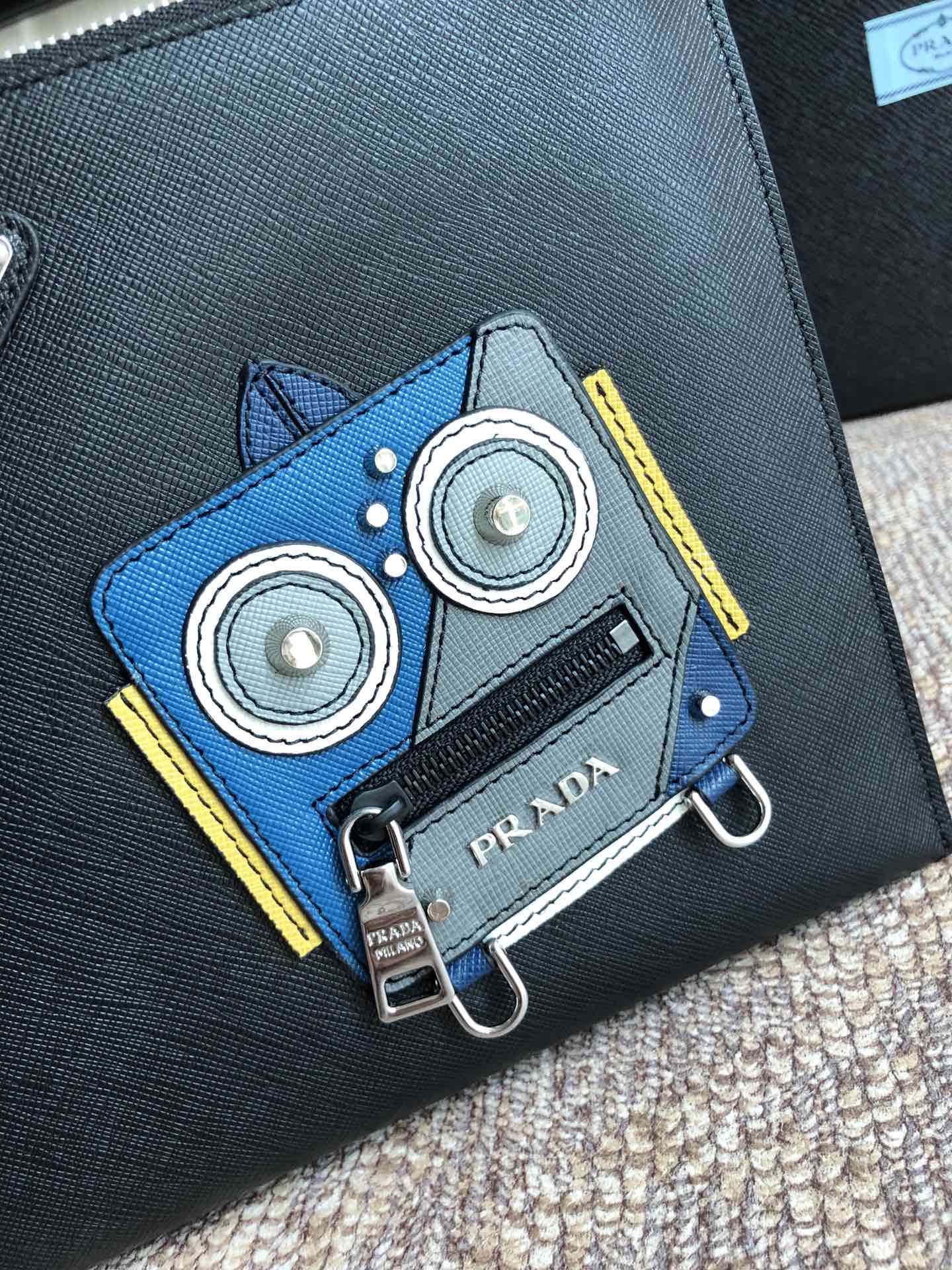 PRADA普拉达进口十字纹牛皮男士手包2VG005