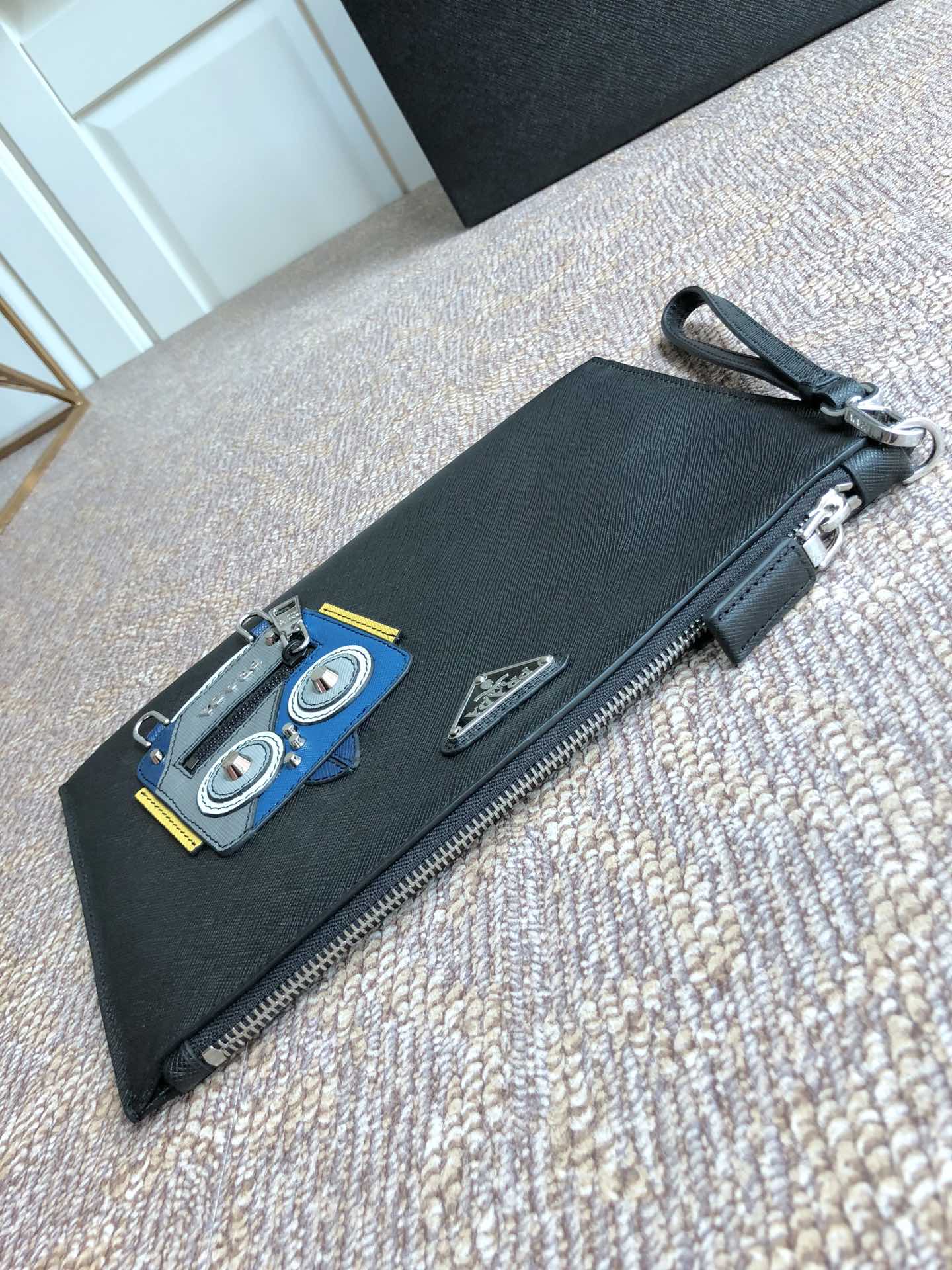 PRADA普拉达进口十字纹牛皮男士手包2VG005