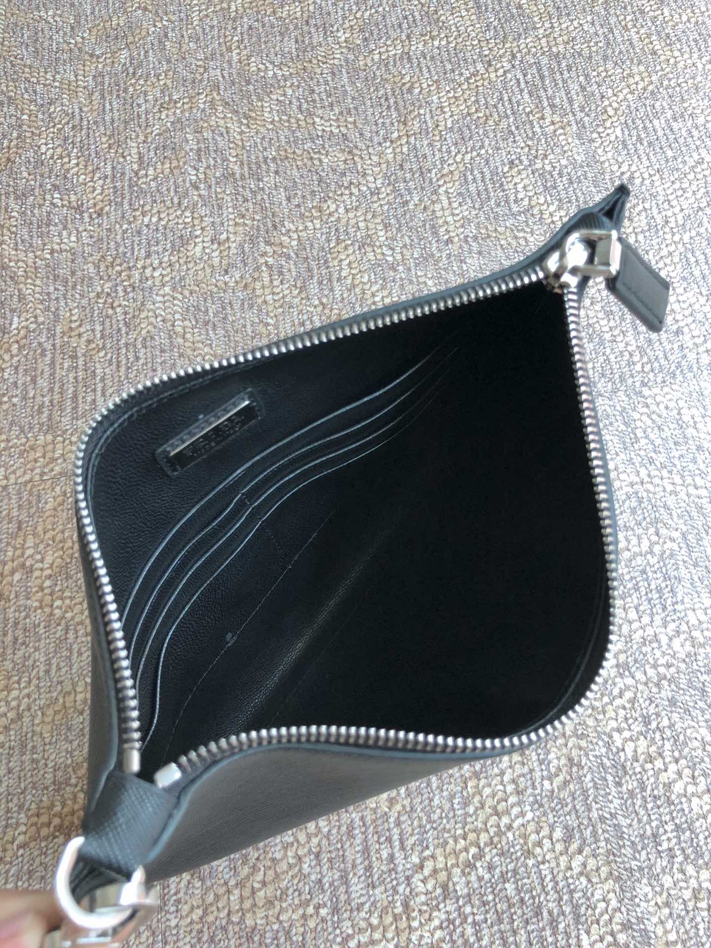 PRADA普拉达进口十字纹牛皮男士手包2VG005