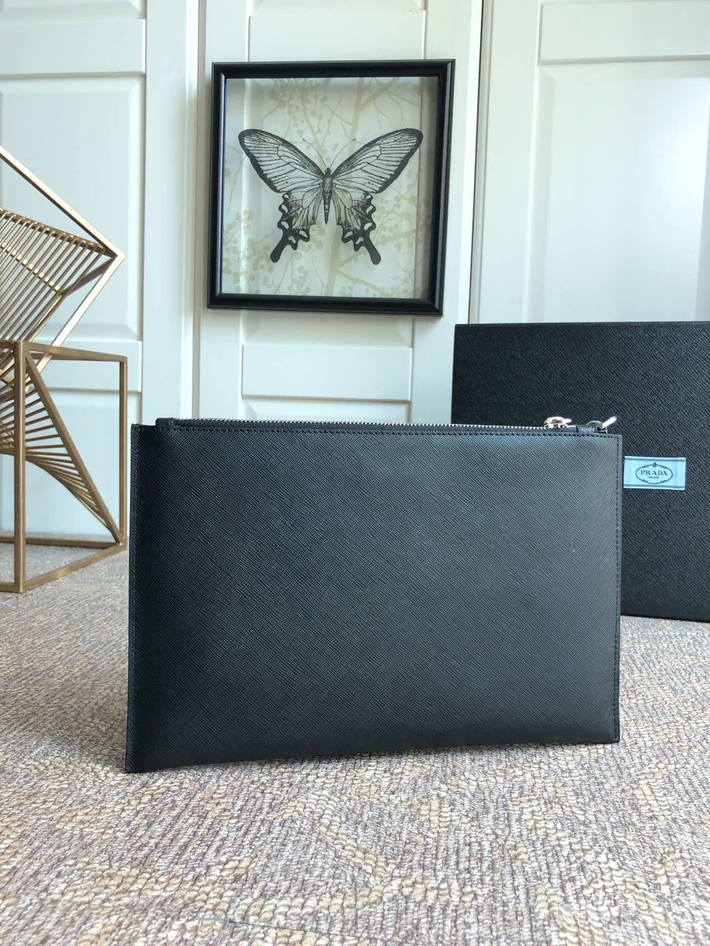 PRADA普拉达进口十字纹牛皮男士手包2VG005