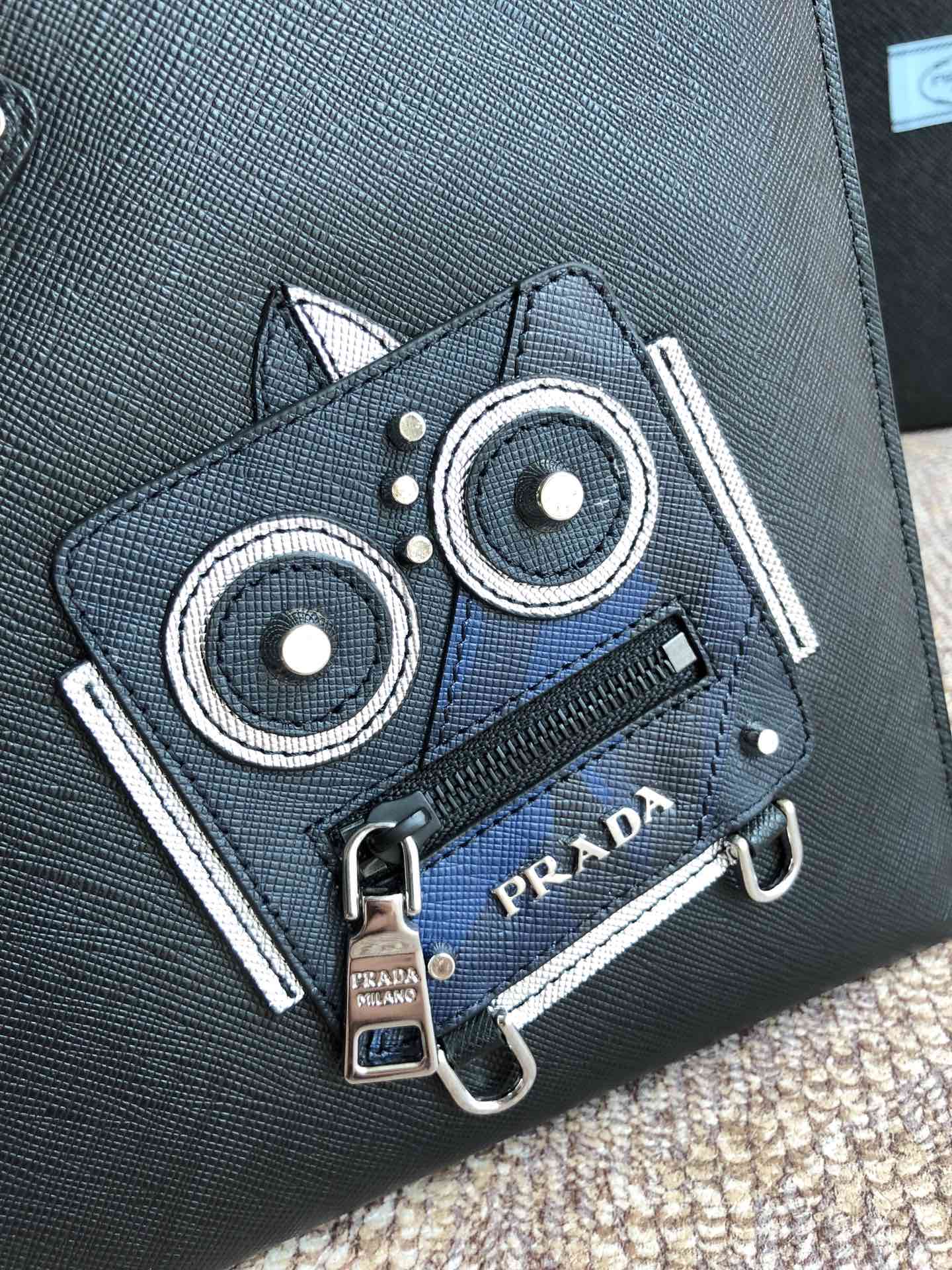 PRADA普拉达进口十字纹牛皮男士手包2VG005