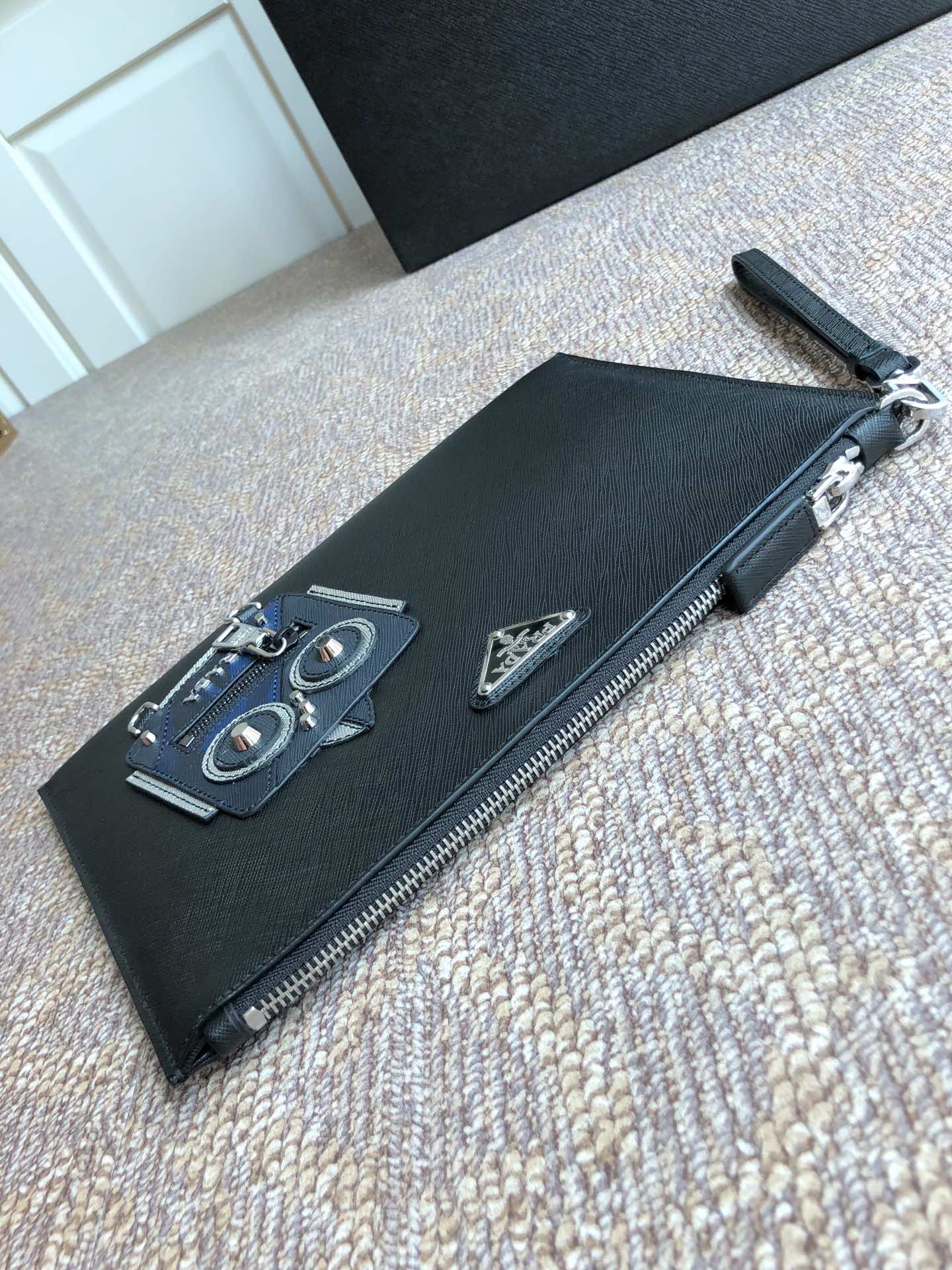 PRADA普拉达进口十字纹牛皮男士手包2VG005