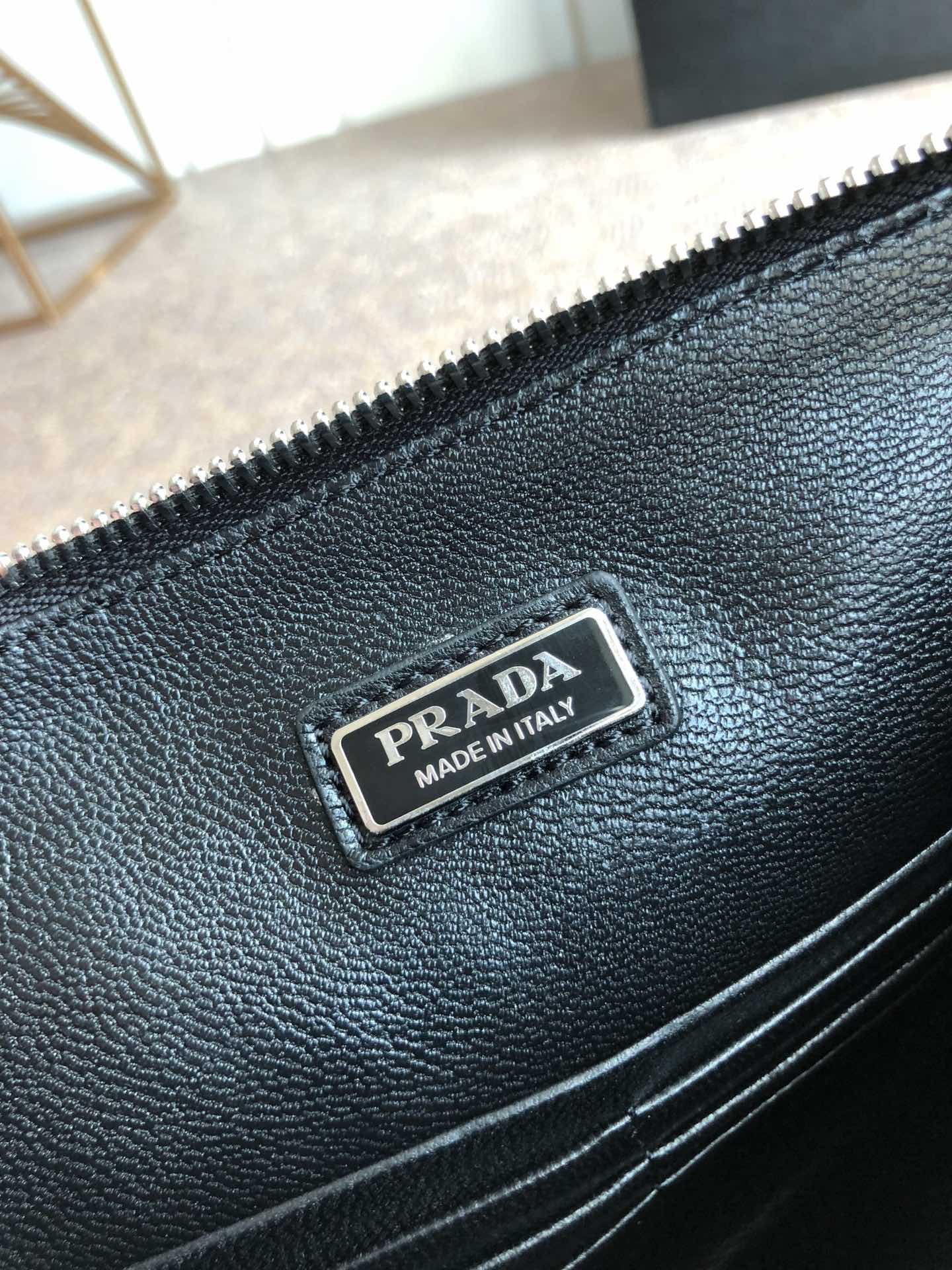 PRADA普拉达进口十字纹牛皮男士手包2VG005