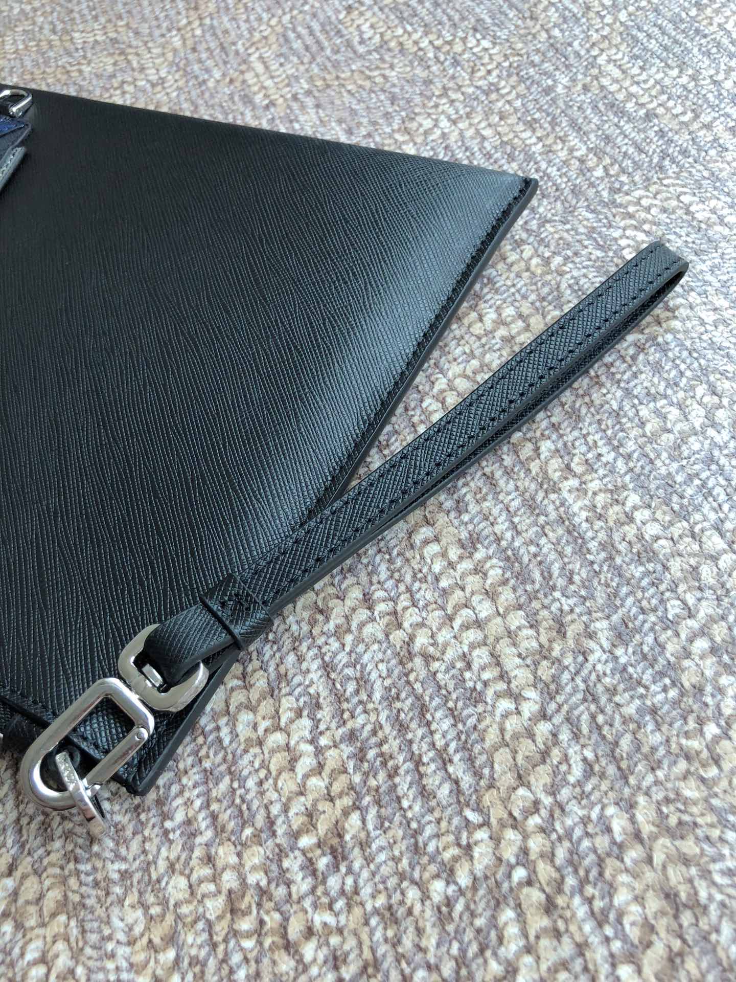 PRADA普拉达进口十字纹牛皮男士手包2VG005