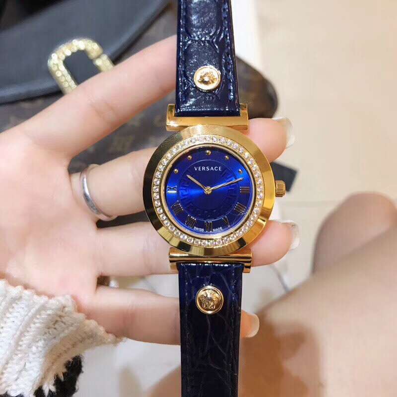 NO:764938,Versace 35mm women's watch 5Q99D009 S009 Vanity Swiss quartz movement RONDA, double hands 35mm round IRG 4N case, outer ring decorated with metal dots, case bottom cover engraved with serial number, decorated with Greek keys, Roman numerals and brand logo Crocodile pattern calfskin strap, decorated with 2  Medusa pattern metal studs and butterfly locks are made in Switzerland, please look for the exclusive quality of the luxury street,,versace,versace,cowhide,crocodile skin19860909范思哲Versace35mm女手表 5Q99D009 S009 Vanity 瑞士石英机芯 RONDA ,双指针 35 毫米圆形 IRG 4N 表壳,外圈以金属圆点装饰,表壳底盖刻有序列号 饰有希腊回纹、罗马数字及品牌标识 鳄鱼皮纹小牛皮表带,饰有 2 个美杜莎图案金属饰钉和蝴蝶锁扣瑞士制造请认准奢华街独家品质,,versace,versace,cowhide,crocodile skin,Watch