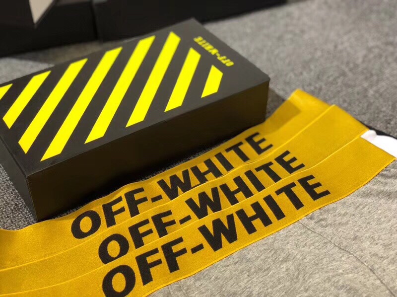 一盒！三条装！颜色黑一白一灰一‼️Off-White作为时尚界的高端奢侈品牌，所设计出来的东西总是让人
