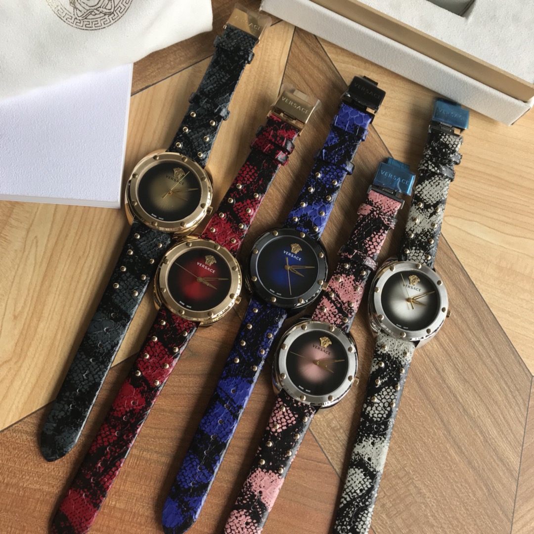 NO:157832,Bill: Original box: 50. Observe the original surface and details!  Original Versace VEBM series women's watch, original Swiss ETA 802.102 Swiss quartz movement, decorated with rivets, sapphire mirror, sunset dial with gradient shadow effect (the ratio of the center of the surface to the black is subject to the outside of the hour hand), the snakeskin strap is decorated with metal rivets, a new and complete set., versace, versace, snakeskin19860909批: 原盒:50.认准原装面,细节！Original Versace 范思哲VEBM系列女表,原装瑞士ETA 802.102瑞士石英机芯,饰有铆钉,蓝宝石镜面,日辉纹表盘带渐变阴影效果（表面中心与黑色比例以时针外为准）,蛇皮表带饰有金属铆钉,全新全套出.,,versace,versace,snakeskin,Watch