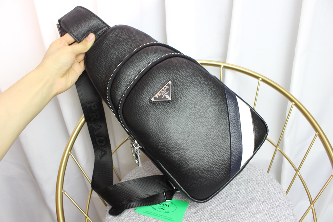 PRADA 普拉达官网爆款..简洁大方..男女通用胸包上市 原单制作👋头层原版牛皮（皮质柔软舒适）既时尚
