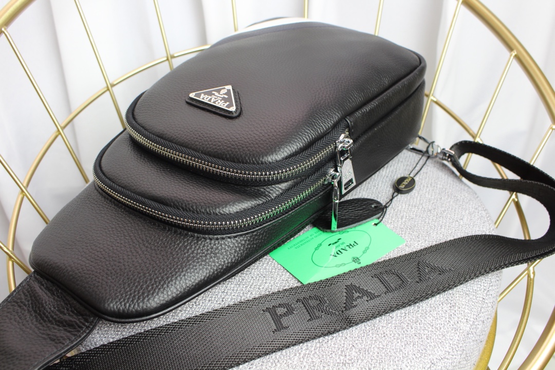 PRADA 普拉达官网爆款..简洁大方..男女通用胸包上市 原单制作👋头层原版牛皮（皮质柔软舒适）既时尚