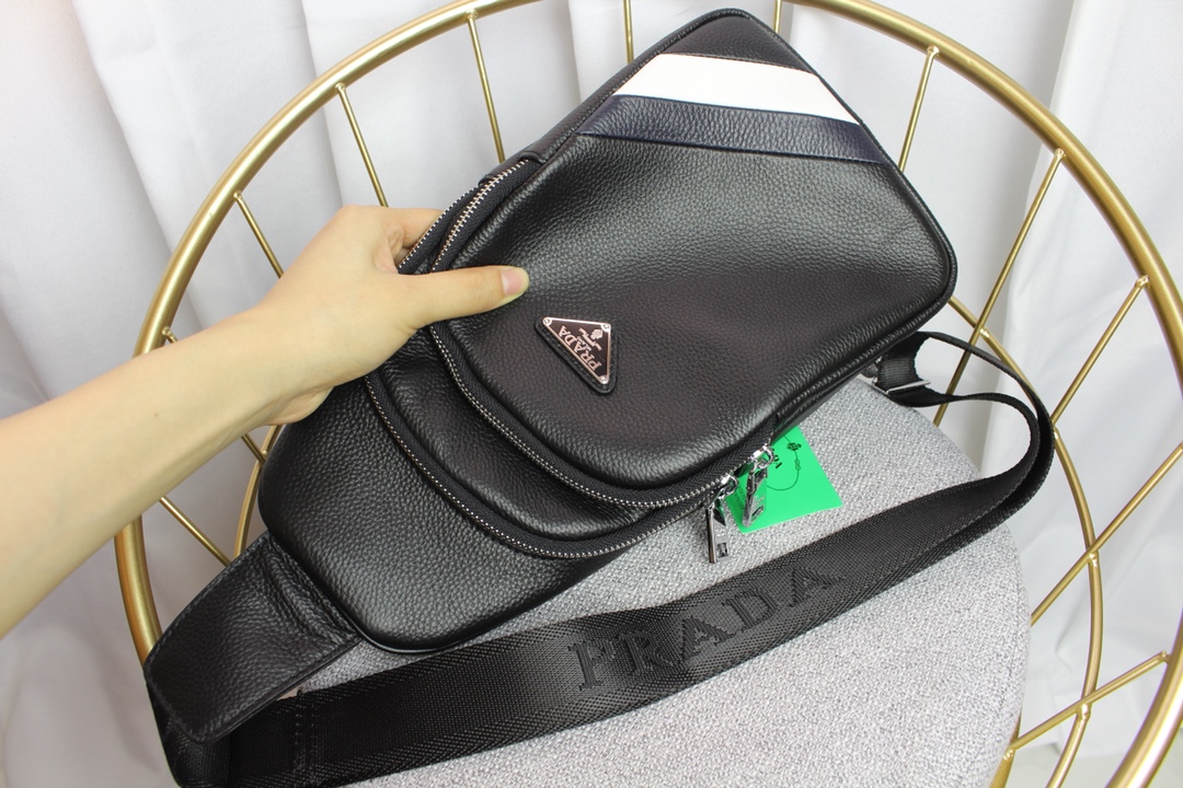 PRADA 普拉达官网爆款..简洁大方..男女通用胸包上市 原单制作👋头层原版牛皮（皮质柔软舒适）既时尚