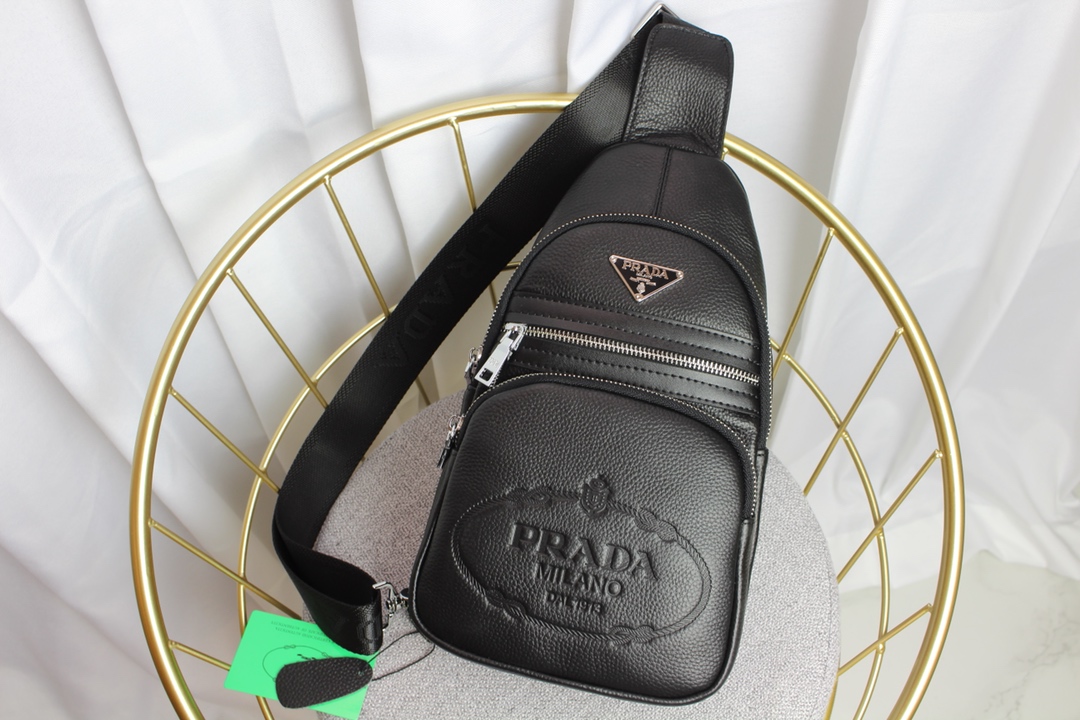PRADA 普拉达官网爆款..简洁大方..男女通用胸包上市 原单制作👋头层原版牛皮（皮质柔软舒适）既时尚