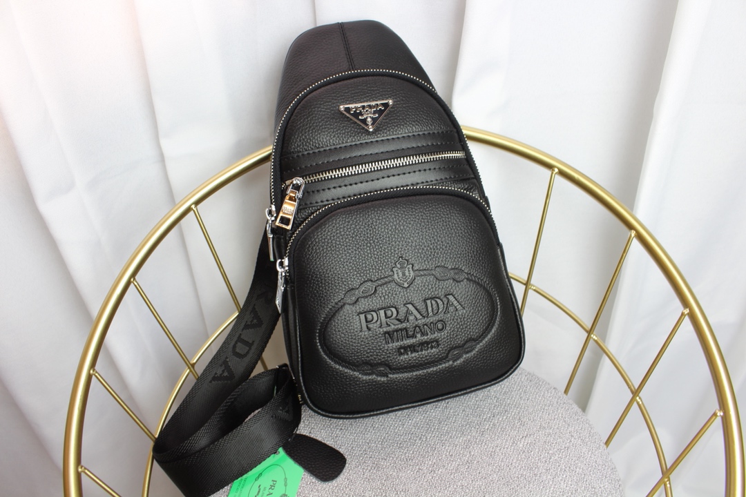PRADA 普拉达官网爆款..简洁大方..男女通用胸包上市 原单制作👋头层原版牛皮（皮质柔软舒适）既时尚