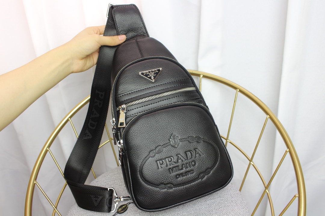 PRADA 普拉达官网爆款..简洁大方..男女通用胸包上市 原单制作👋头层原版牛皮（皮质柔软舒适）既时尚