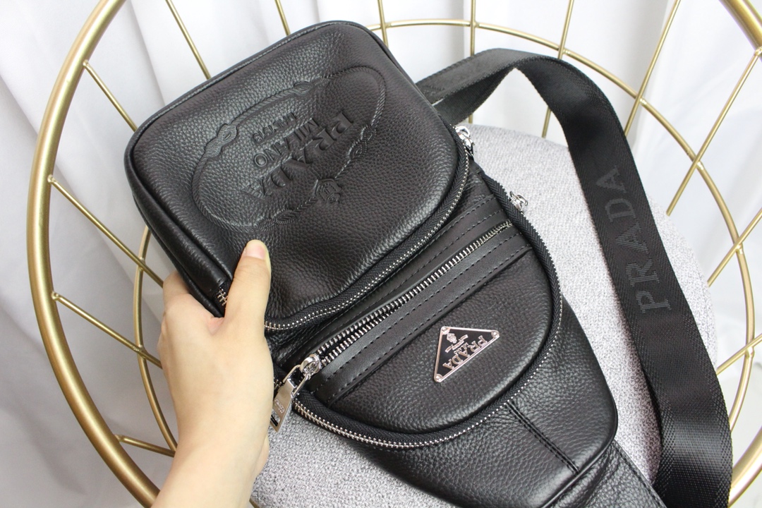 PRADA 普拉达官网爆款..简洁大方..男女通用胸包上市 原单制作👋头层原版牛皮（皮质柔软舒适）既时尚
