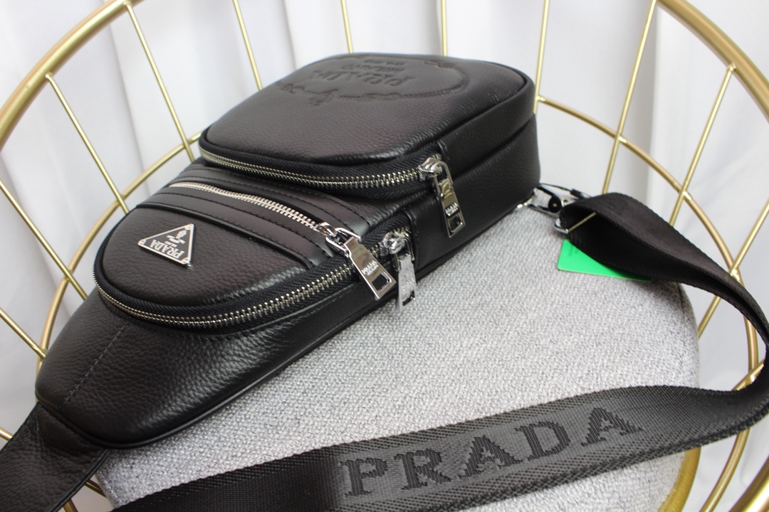 PRADA 普拉达官网爆款..简洁大方..男女通用胸包上市 原单制作👋头层原版牛皮（皮质柔软舒适）既时尚