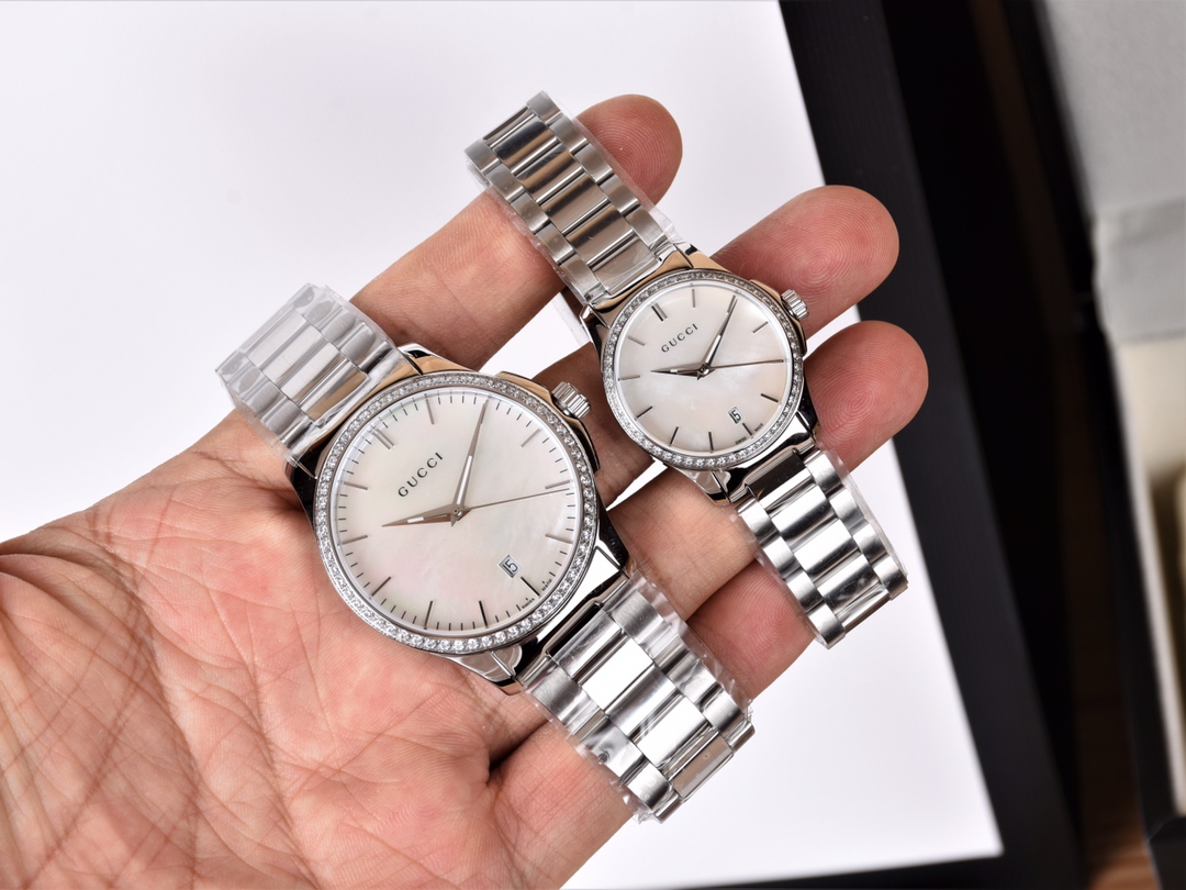 NO:388476,Batch: Original box: 30 Gucci Gucci classic men's model, beautiful and beautiful, sapphire mirror, fritillar dial, crystal decoration, stainless steel, Swiss quartz movement, men's watch 40mm, women's watch 28mm dial diameter, complete packaging. Support inspection, and the movement problems are replaced directly within three months.,,gucci,gucci19860909批: 原盒:30 古驰 Gucci 经典男款,上手美美哒,蓝宝石镜面,贝母表盘、水晶装饰、精钢材质,瑞士石英机芯,男表40mm,女表28mm 表盘直径,配全套包装出.支持验货,三个月内机芯问题直接换新.,,gucci,gucci,Watch