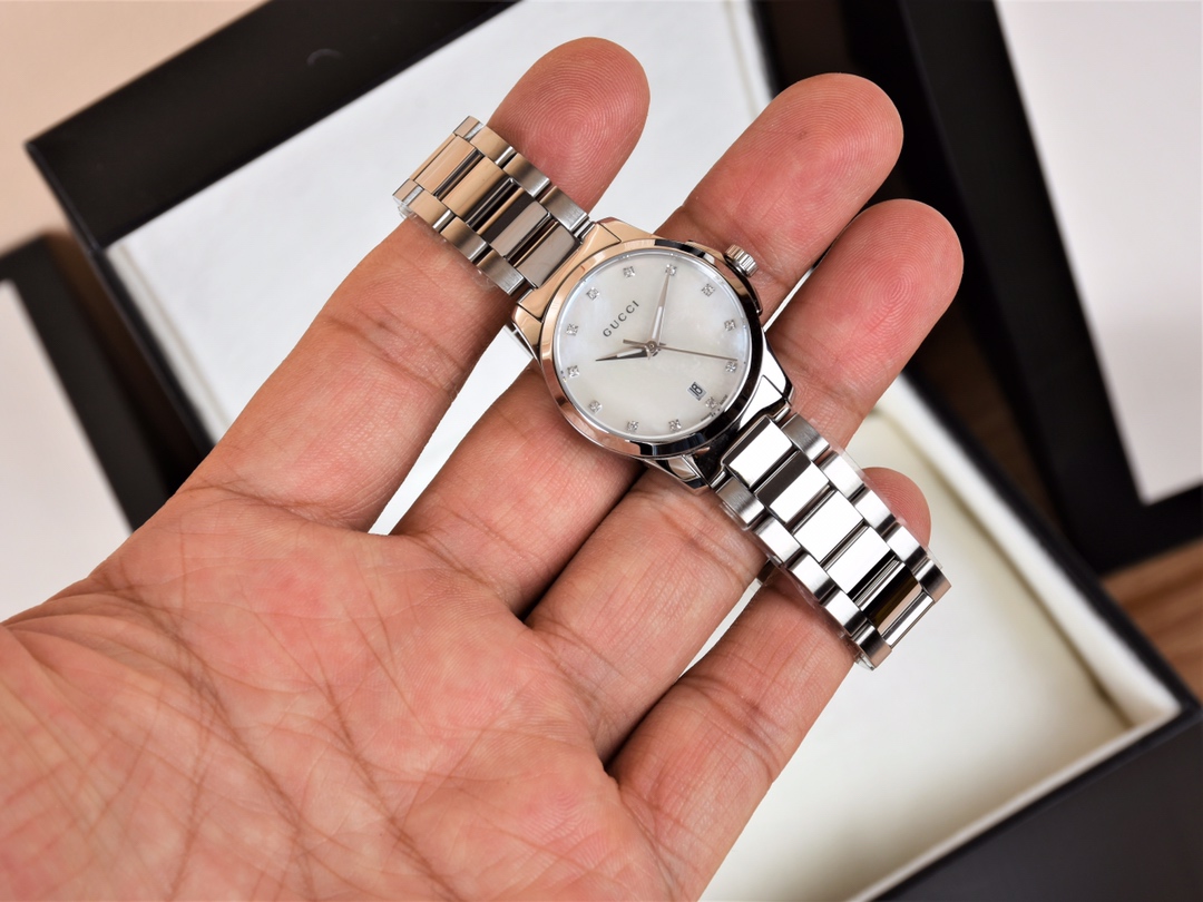 NO:388481,Batch: Original box: 30 Gucci classic women's model, beautiful and beautiful, sapphire mirror, stainless steel material, natural fritillar surface, 12 crystal scales. Swiss quartz movement, 28mm dial diameter, complete packaging. Support inspection, gucci, gucci19860909批: 原盒:30 古驰 Gucci 经典女款,上手美美哒,蓝宝石镜面,精钢材质,天然贝母表面,12颗水晶刻度.瑞士石英机芯,28mm 表盘直径,配全套包装出.支持验货,,gucci,gucci,Watch