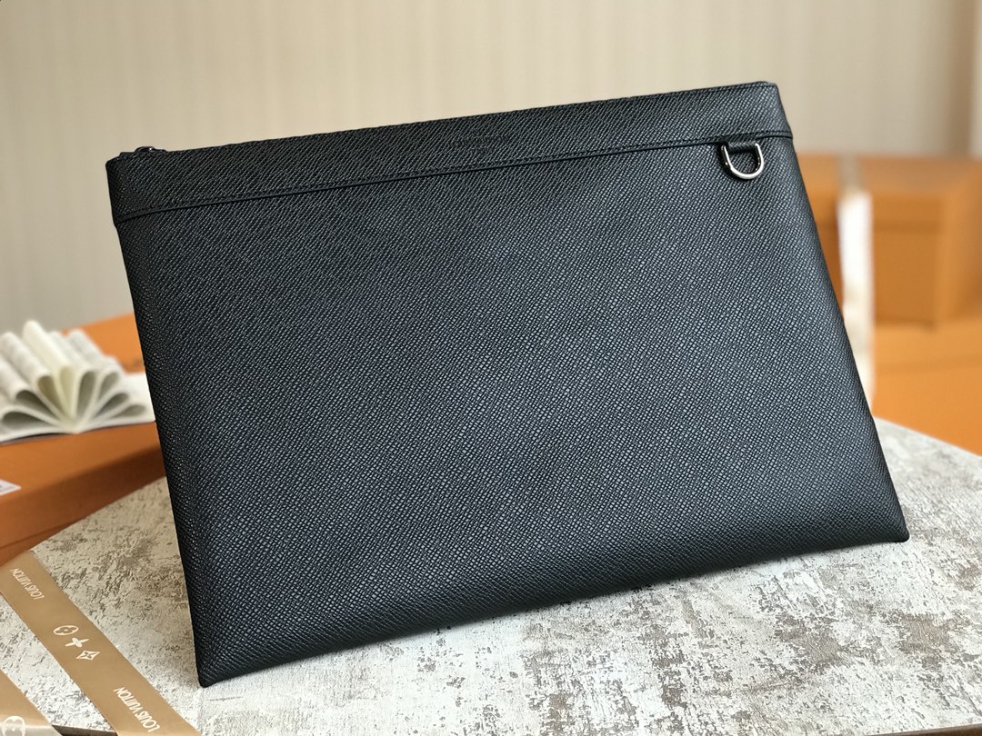 Lv原单品质2018新款pochette Apollo手袋 来自男装艺术总监kim Jones 充满工艺质感的运动风格设计 Monogram Pacific帆布搭配taiga皮革 彩色金属饰件元素源自登山者所使用的金属扣环 34x25x2cm M30086 Wlxlbeb0 手拿包 优品图册 精致物品图片鉴赏中心